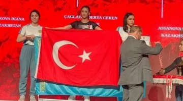 Şampiyon sporcu Kazaklara Türk bayrağıyla ders verdi