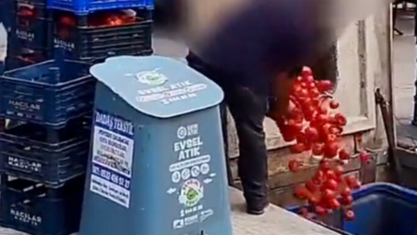 Pendik’te kasa kasa domates çöpe döküldü!