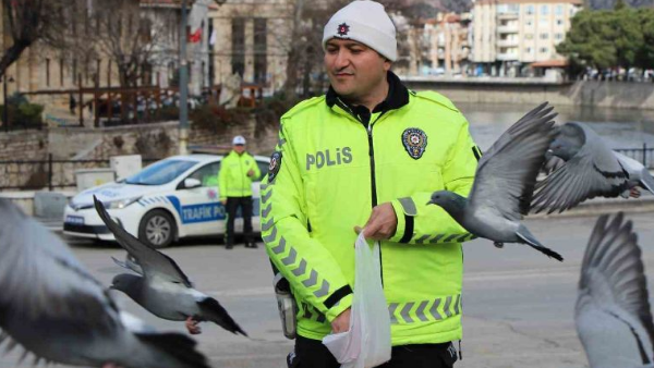 Trafik Polisi Küçük Çocukla Güvercinleri Yemledi, Görüntüleri Yürekleri Isıttı